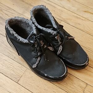 Totes Black Fuzzy Lined Shoes